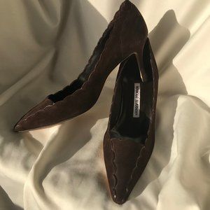 MANOLO BLAHNIK scallop suede heels